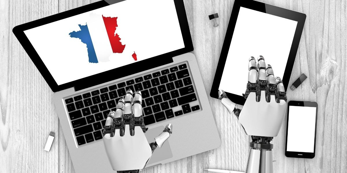 un robot les mains sur un ordinateur entrain de hacker un site internet