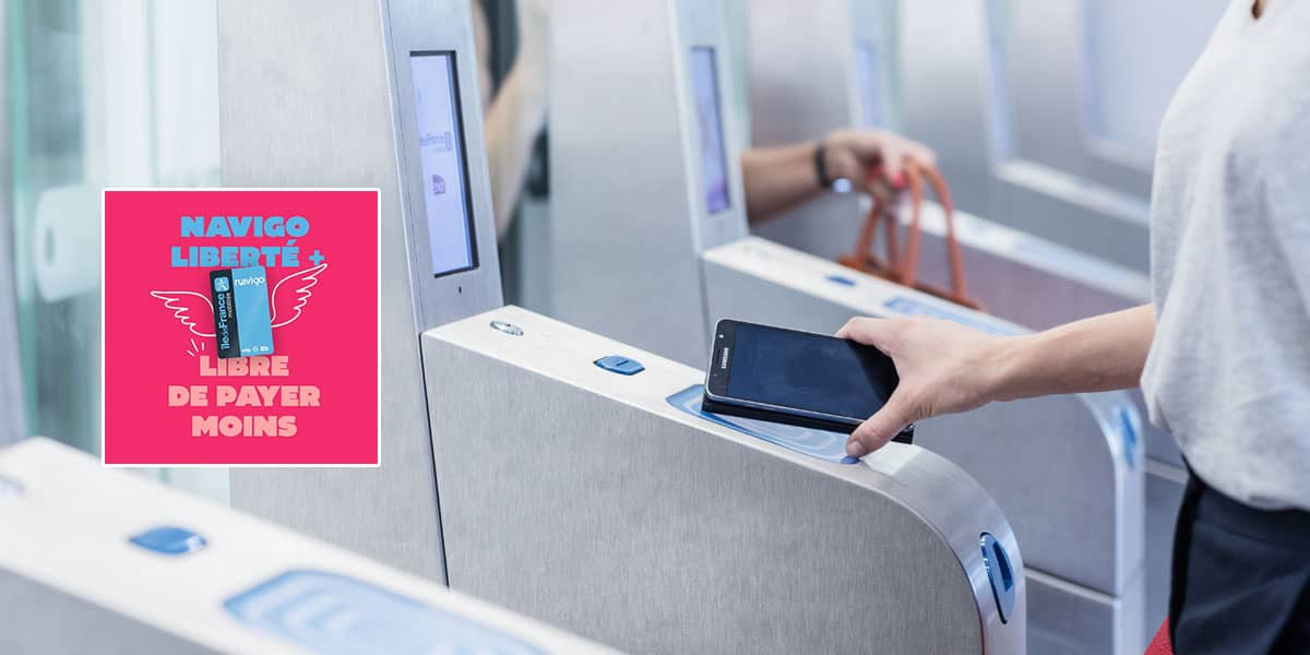 un utilisateur occupé à scanner son pass navigo liberté plus depuis son smartphone