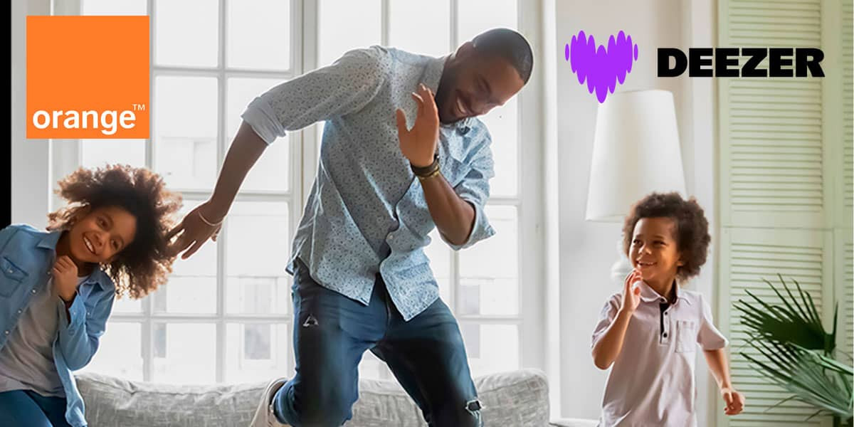 une famille qui danse dans son salon en écoutant Deezer